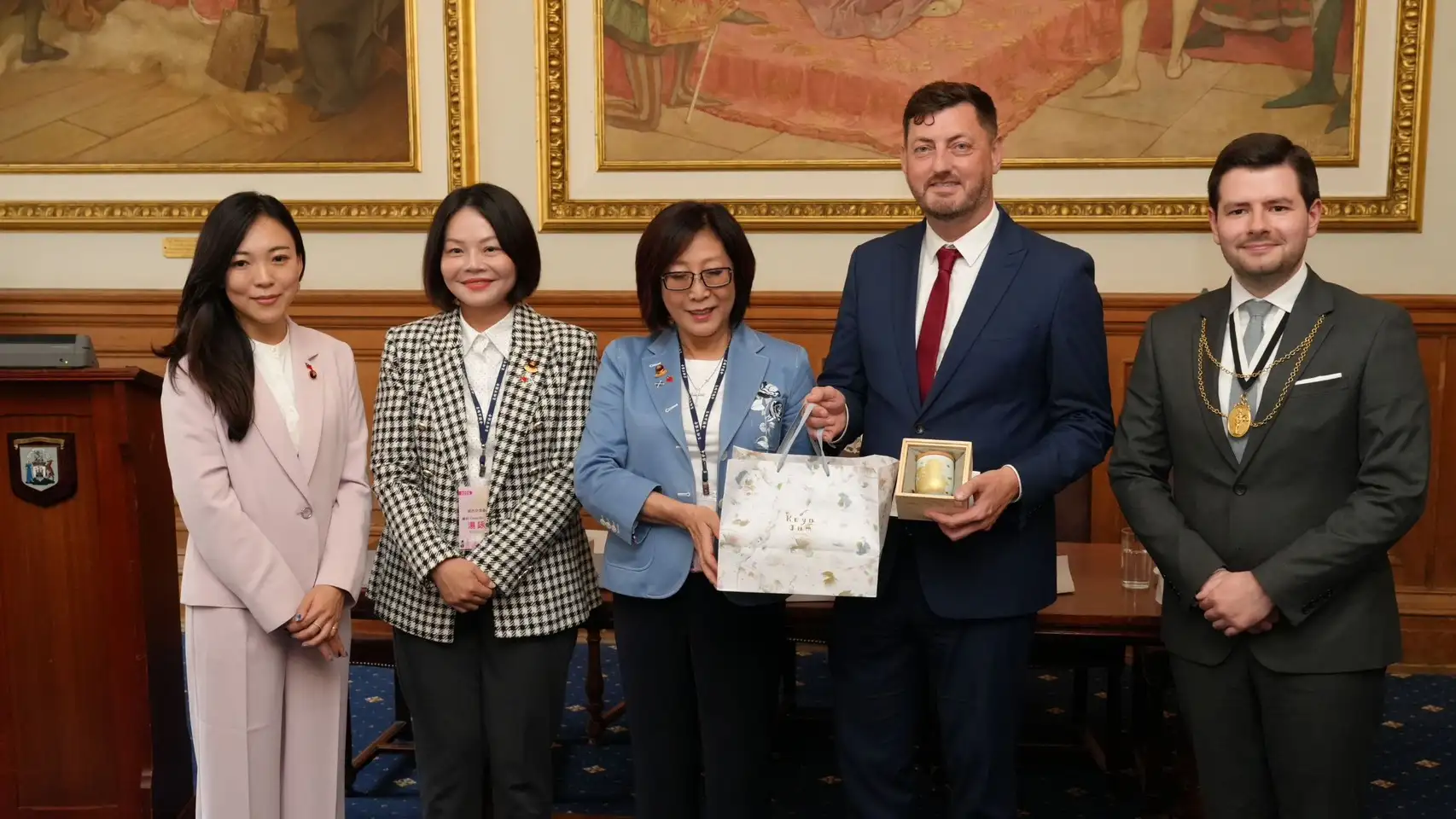 高雄市議長康裕成率領參訪團拜會愛丁堡市議會，雙方就城市治理、淨零碳排與觀光產業深入交流，深化雙城友誼，共創合作新契機。（高雄市議會提供）