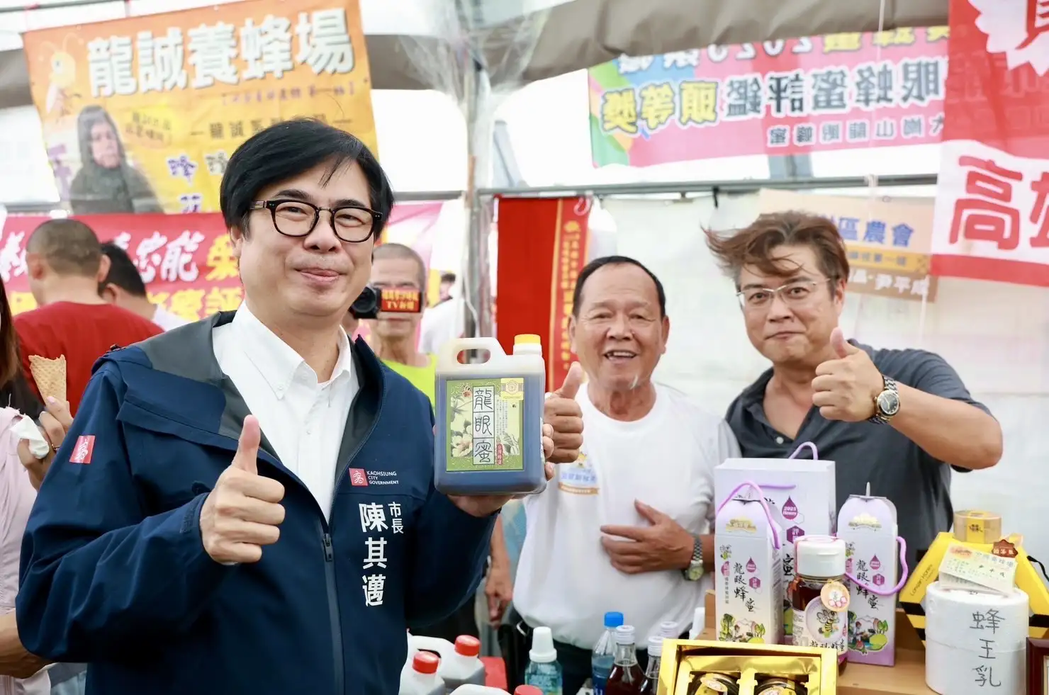 陳其邁開箱優質蜂產品，盛讚大崗山野生龍眼林蜂蜜質地純正、香氣濃郁、口感滑潤，實至名歸堪稱「蜜中極品」。（記者吳文生攝）
