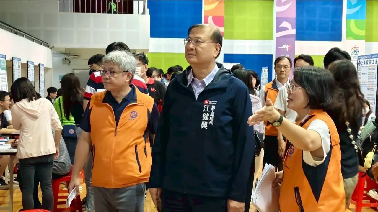 高雄市勞工局舉辦「樂業高雄、幸福融融」徵才活動,吸引逾千名民眾投遞履歷,江健興局長親自走訪攤位提供職涯諮詢,協助市民媒合理想工作。(記者吳文生攝)