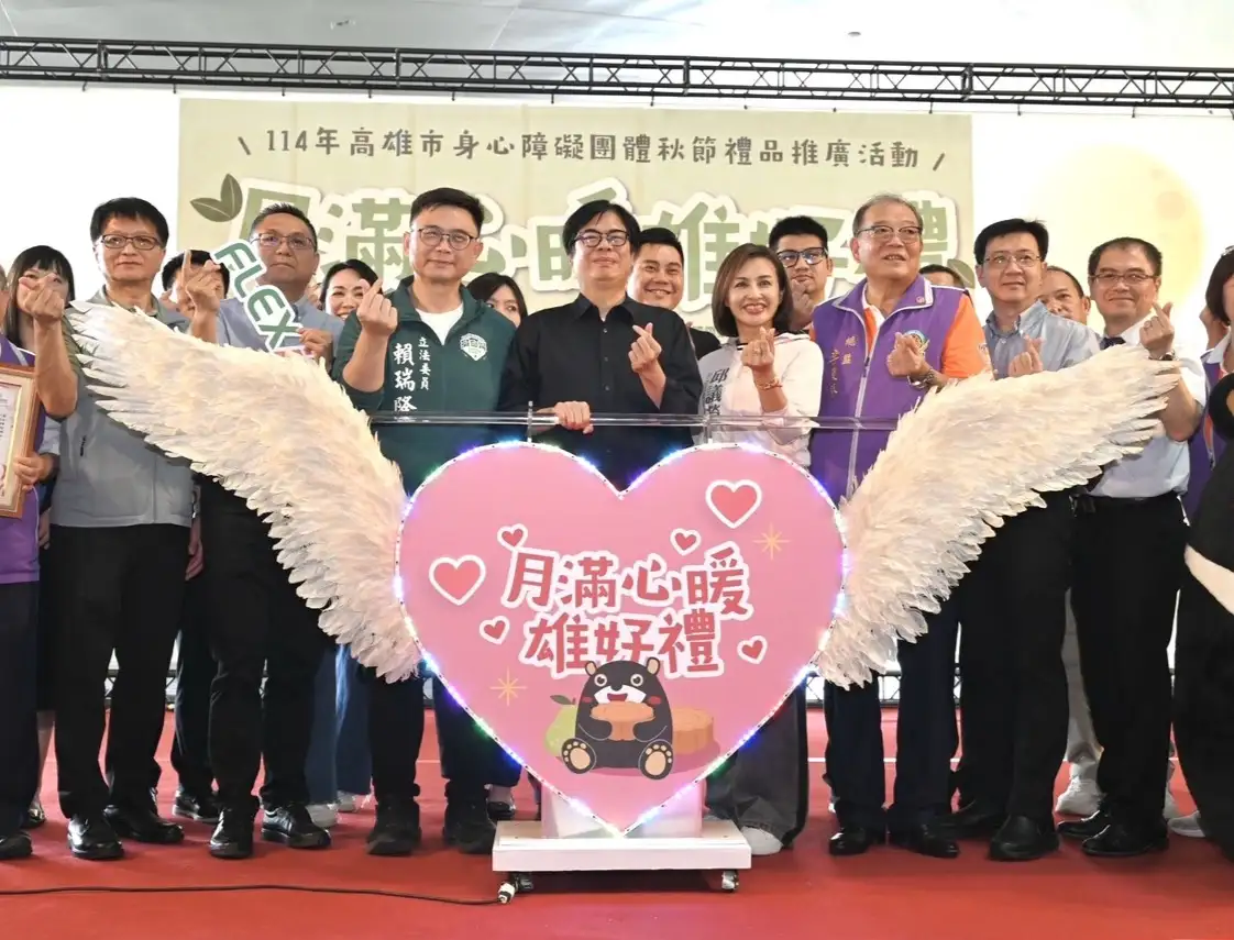 高雄市議會在議長康裕成精心調度下，擴大採購1,048盒秋節禮盒，認購金額達63.5萬元，以愛心陪伴更多身心障礙者歡度佳節。（記者吳文生攝）