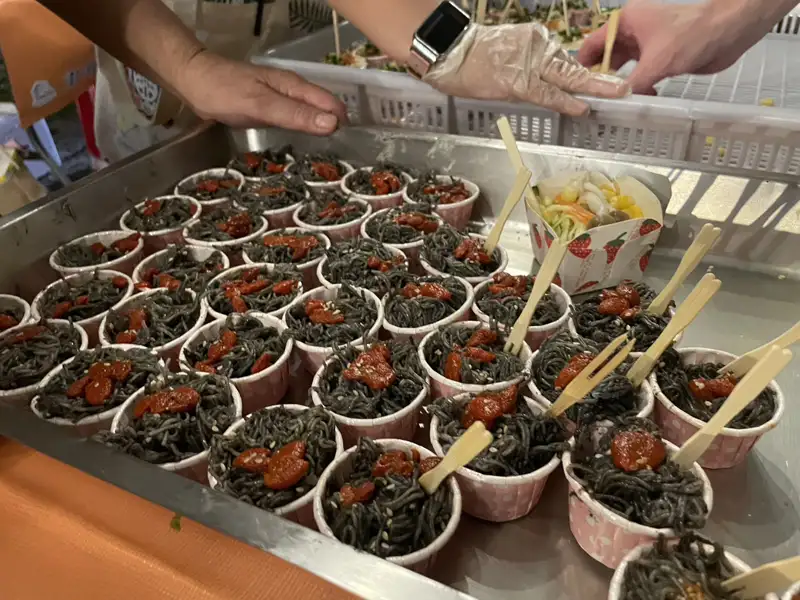 漁樂季市集每日限量發放的特色料理「墨魚麵」是現場的人氣美食之一。(圖/馬公市公所提供)