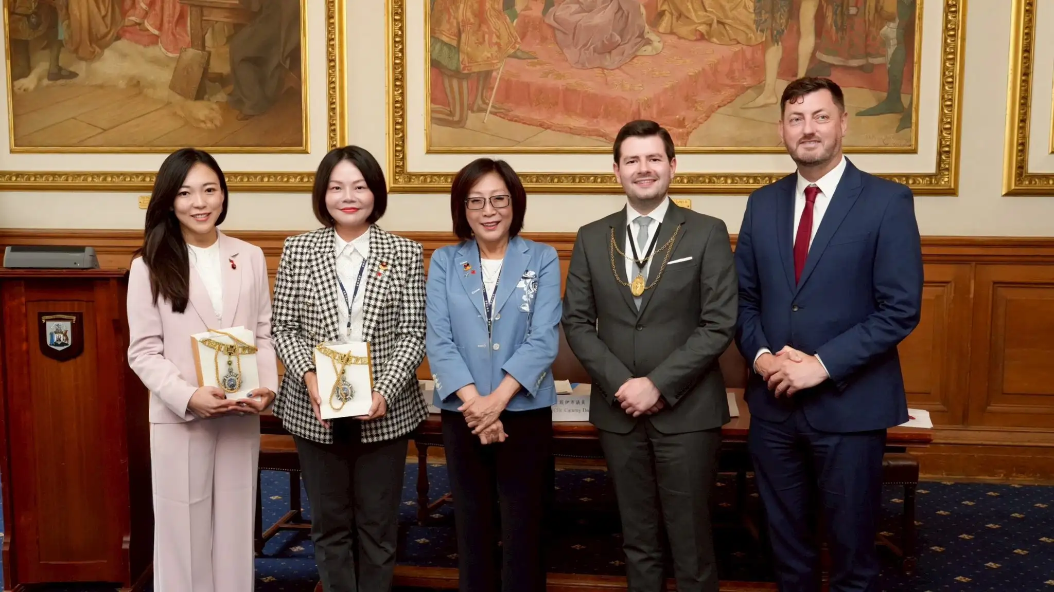 高雄市議員白喬茵(左一)隨議會考察團赴英國愛丁堡參訪,她表示,此行透過交流與實地走訪,看見許多值得高雄借鏡的經驗。(取自白喬茵臉書)