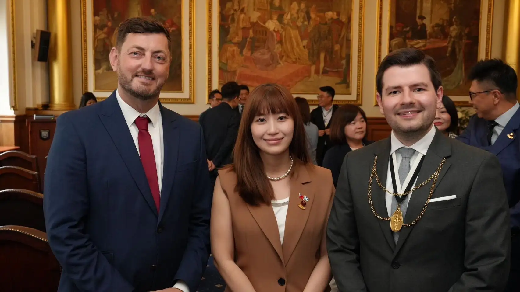 高雄市議員許采蓁隨議會參訪團前往英國蘇格蘭首府愛丁堡,以城市外交方式推廣高雄。(取自許采蓁臉書)