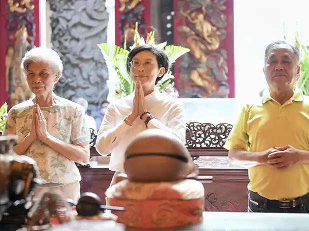 立委林岱樺偕母親前往鳳山天公廟上香祈福，重申清白正直，堅持為民服務。（記者吳文生攝）