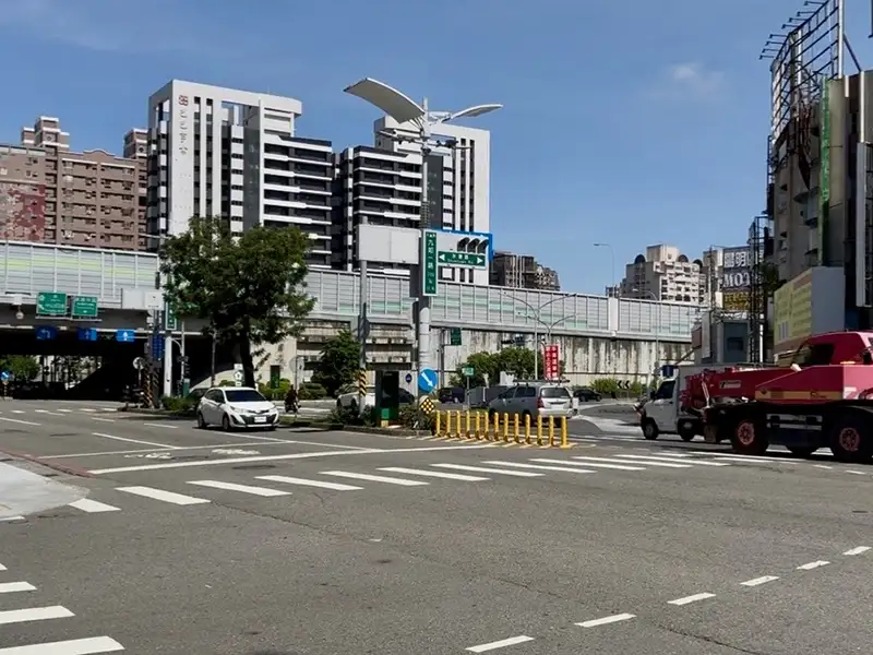 立委許智傑赴九如交流道下方會勘，邀集相關單位討論改善。（記者吳文生攝）