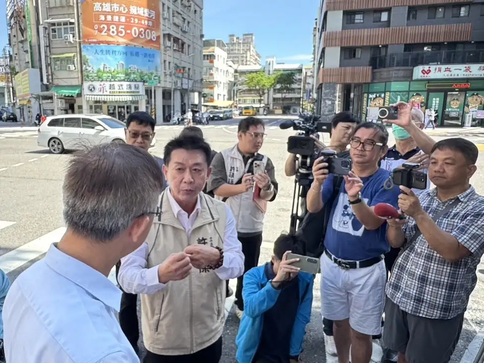 立委許智傑赴九如交流道下方會勘，邀集相關單位討論改善。（記者吳文生攝）