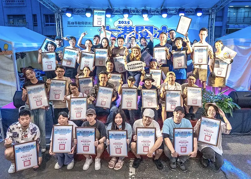 哈瑪星登場的大港閱冰冰品嘉年華，匯聚近五十家冰品與美食品牌參與，由美食評審選出各項獎項。（記者吳文欽攝）