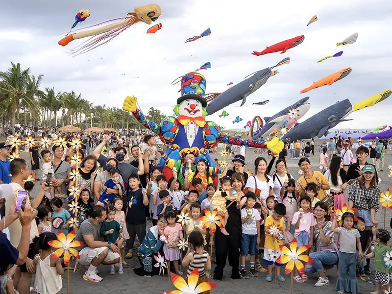 觀光局表示，旗津風箏節暨氣墊水樂園活動於8月17日落幕，活動期間累計近25萬名遊客造訪。（記者吳文欽攝）