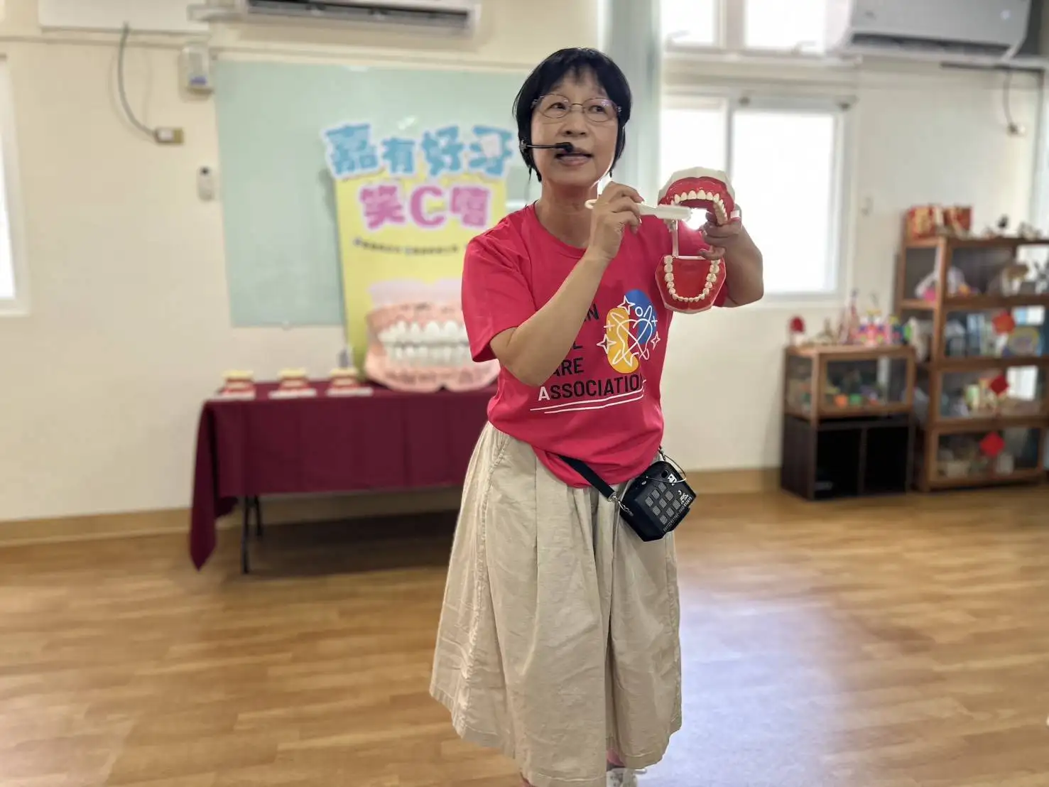 8月起陸續進駐各醫事C據點，每月規劃1至2堂潔牙課程，帶領長輩學習正確刷牙方式，並搭配營養衛教課程。(圖/嘉義縣衛生局 提供)