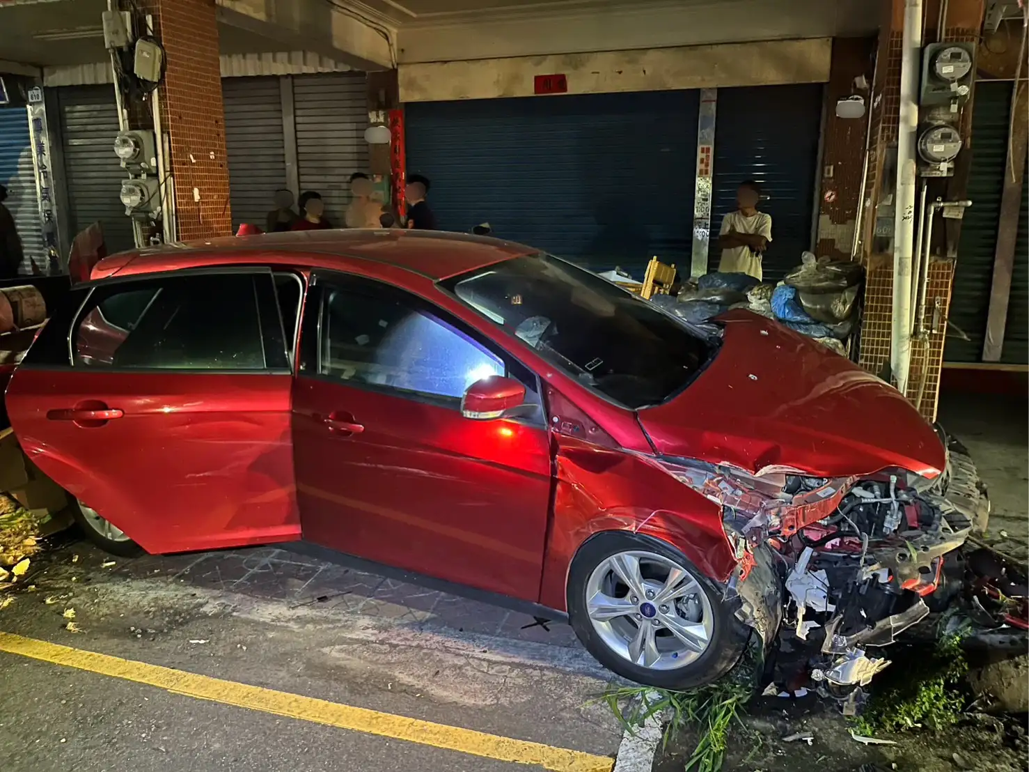 高雄女駕駛酒駕失控，車頭撞凹幸未傷及路人。(圖/高雄左營分局 提供)