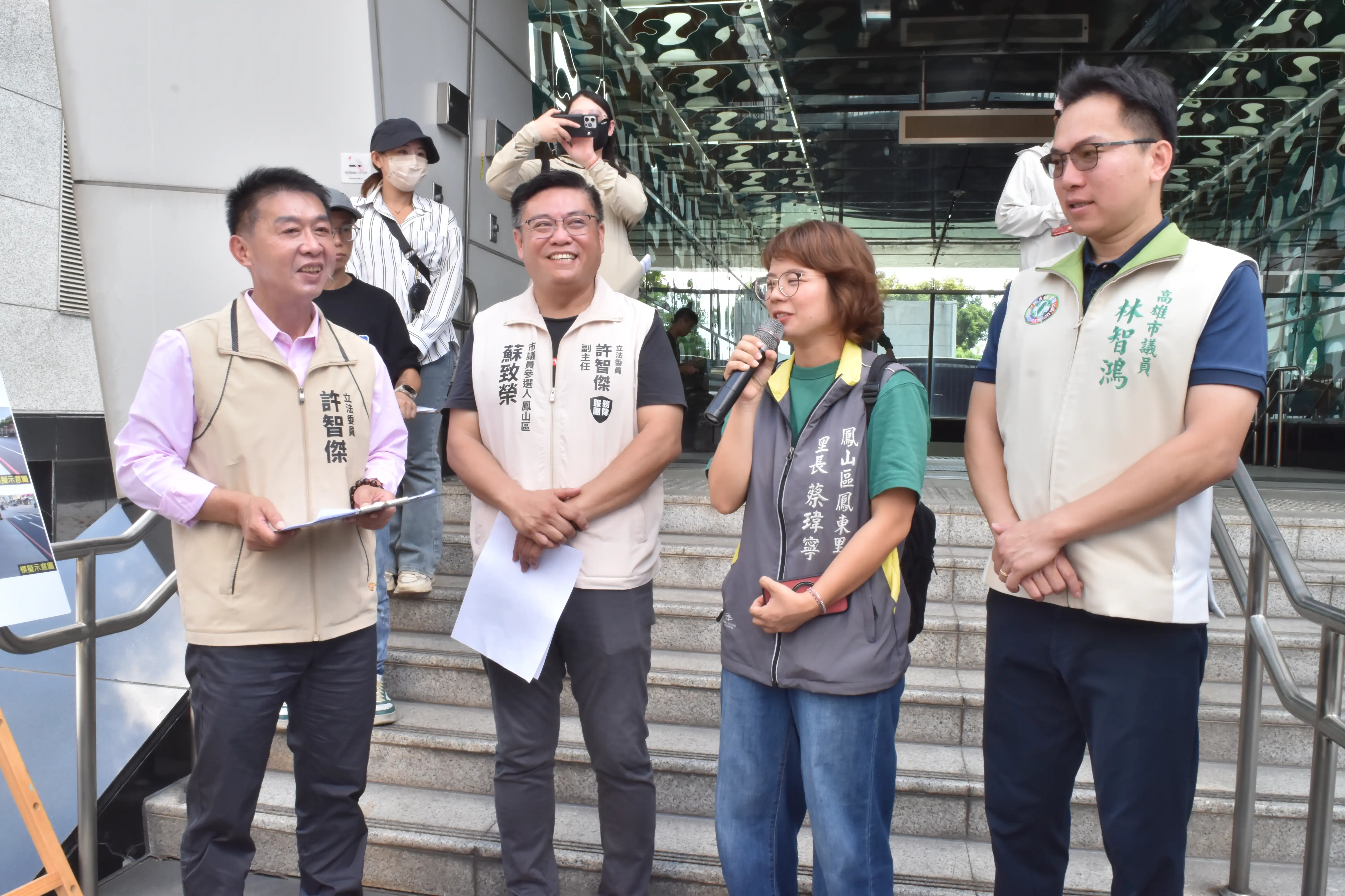 民進黨立委許智傑於個人社群發布影片，湧言會議員林智鴻、黃飛鳳正面表態力挺，齊聲支持他角逐高雄市長。（記者吳文生攝）