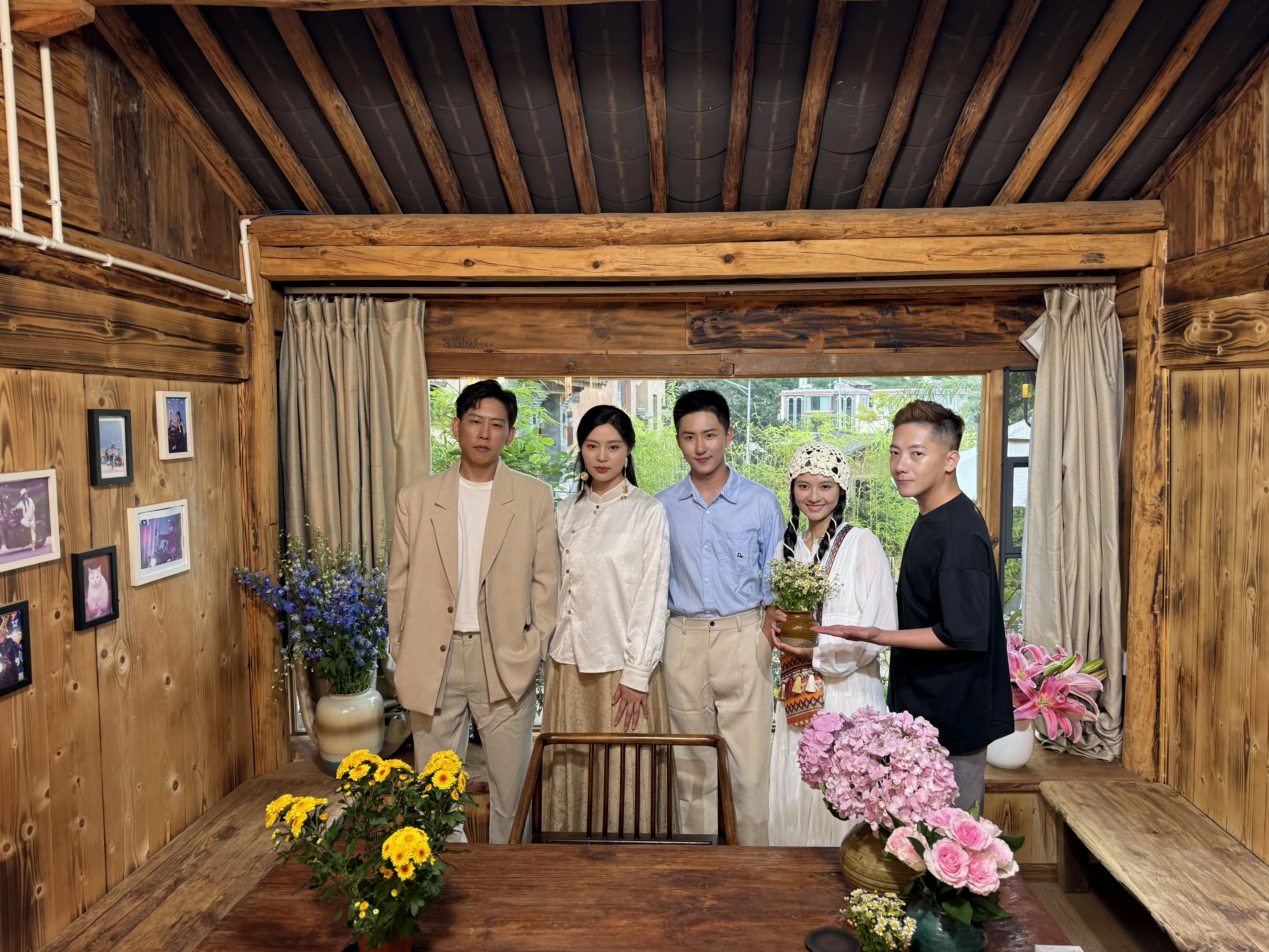《山海心語 花香兩岸》主要演員與劇組成員在昆明取景點合影，展現兩岸青年攜手共敘「雲花」故事的融洽氛圍。(記者劉美祺翻攝)
