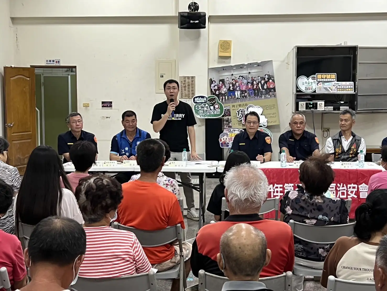 副分局長彭敬峯與貴賓共同主持埤子社區治安會議，現場居民熱烈參與。(圖/民雄分局埤頭派出所 提供)