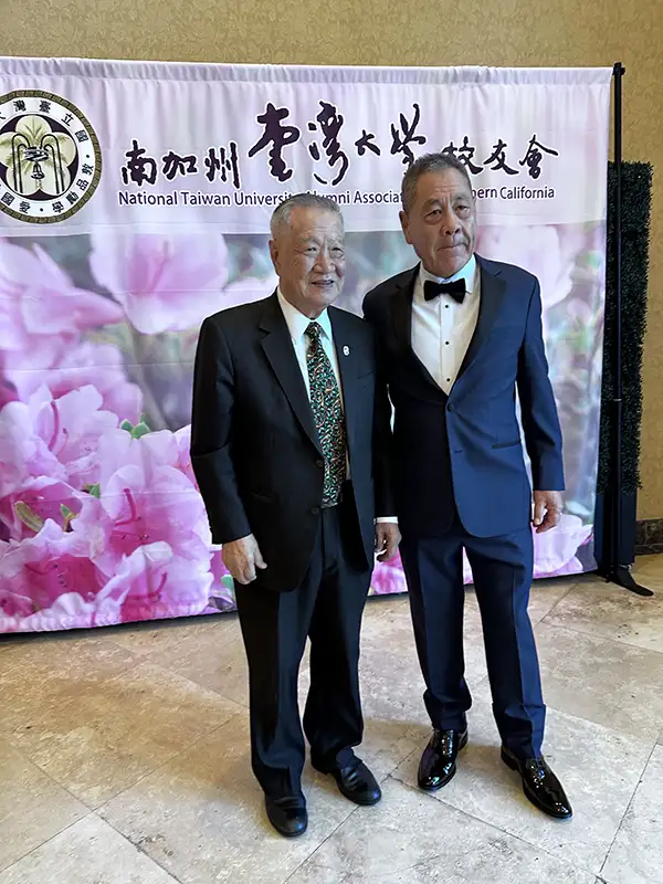 田文華（右）與知名鑑識專家李昌鈺博士一同出席南加州台大校友會。（田文華提供）