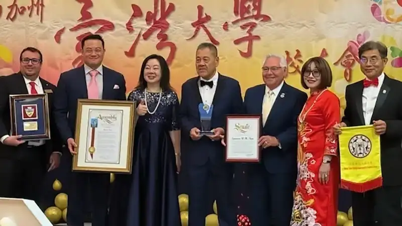 田文華應邀出席南加州台大校友會，因長年熱心公益，再度獲頒「終生成就獎」。（田文華提供）
