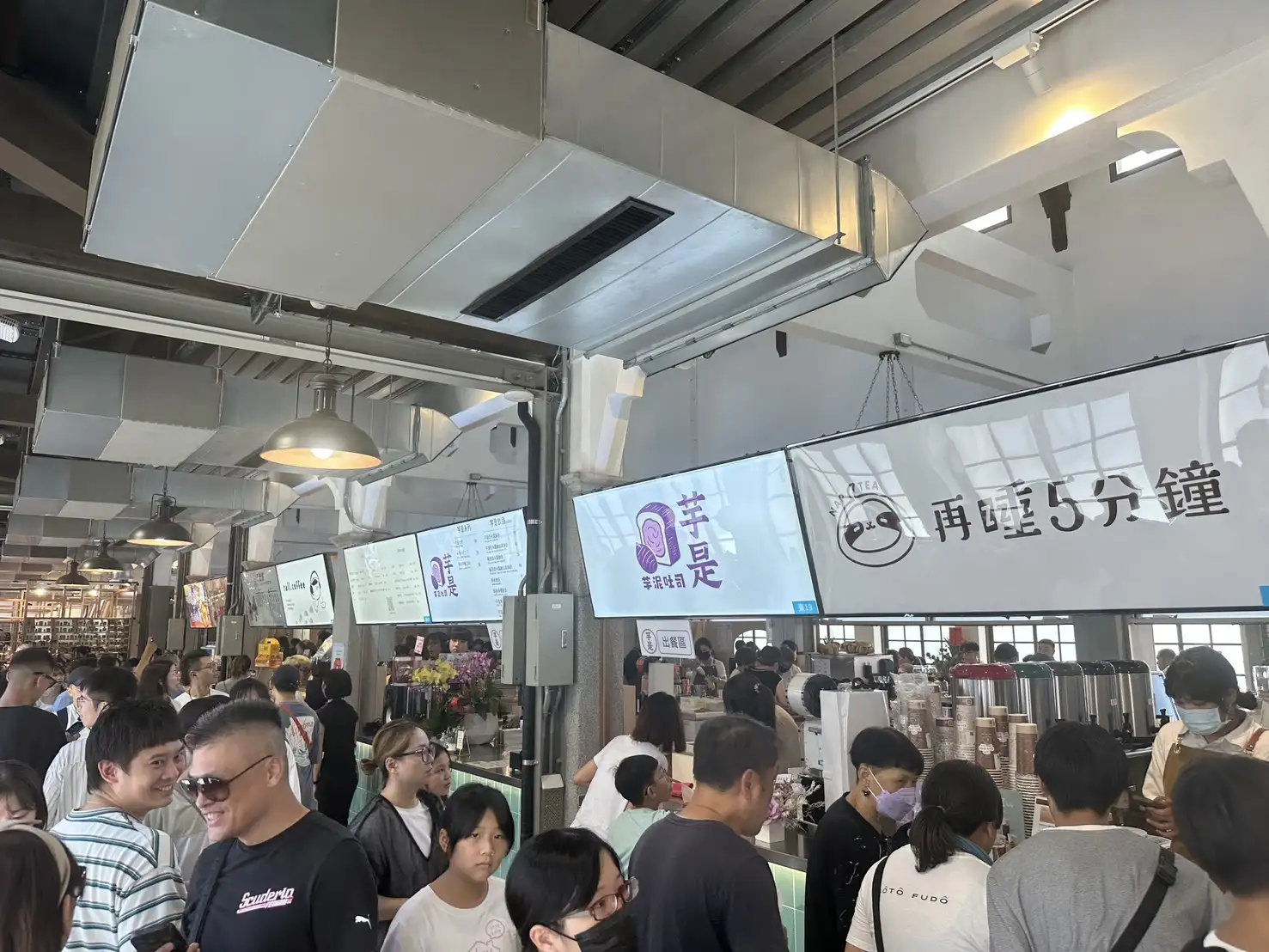 西市場8/21 開幕，吸引大批人潮前來朝聖 (圖/記者陳諭申攝)