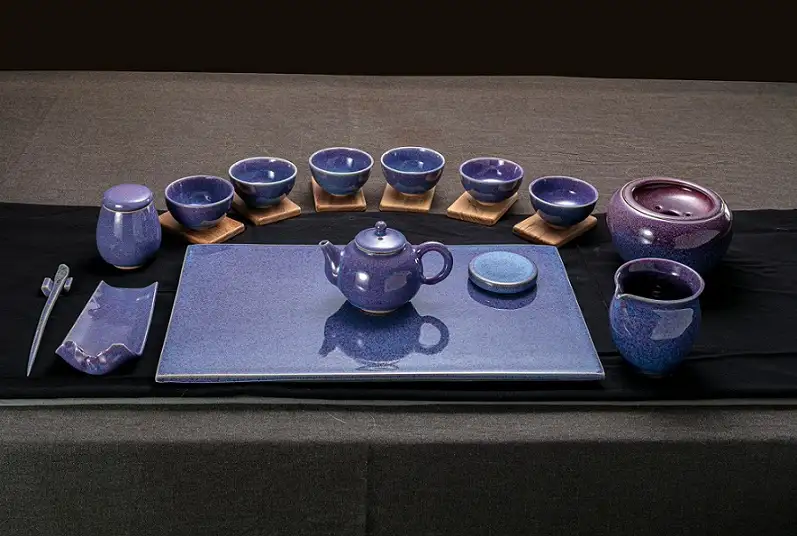 黃怡文在京都傳統產業博物館展出全套鈞釉「紫氣東來」茶席作品,獨特的藍紫色調。(圖/臺南市觀旅局 提供)
