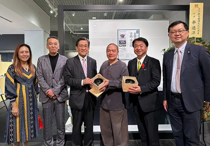 黃怡文(右三)2024年11月受邀赴日交流,是第一位在京都傳統產業博物館參展的臺灣陶藝家。(圖/臺南市觀旅局 提供)