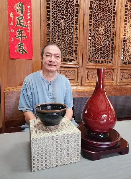 陶藝家黃怡文和他創作的天目碗、郎紅玉壺春瓶。(圖/臺南市觀旅局 提供)