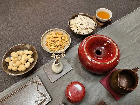 黃怡文愛喝茶,也喜愛把自己的陶藝創作融入生活之用。(圖/臺南市觀旅局 提供)