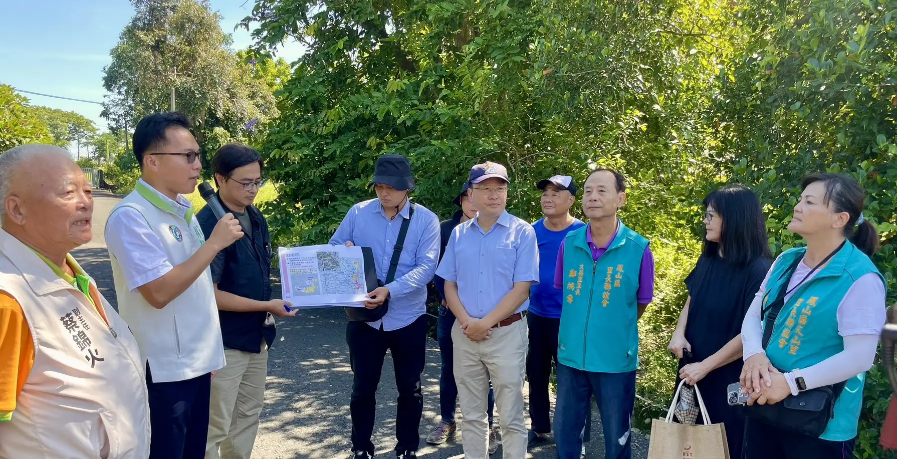 市議員林智鴻邀集中央與地方單位,前往農試所鳳山八德滯洪池會勘,關心工程規劃與進度。(記者吳文生攝)
