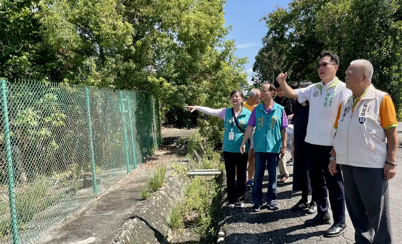 市議員林智鴻邀集中央與地方單位,前往農試所鳳山八德滯洪池會勘,關心工程規劃與進度。(記者吳文生攝)