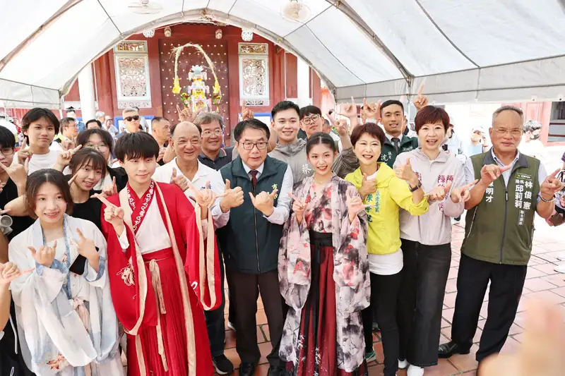 臺南孔廟商圈「做十六歲」成年禮熱鬧登場,市長黃偉哲與學子及貴賓合影,見證青年邁向成人的重要時刻。(圖/臺南市政府提供)