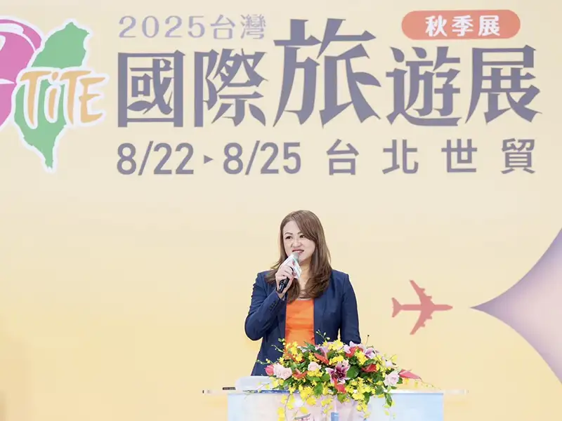 高雄市觀光局長高閔琳在「2025 TITE台灣國際旅遊展秋季展」開幕典禮致詞,介紹高雄館「高雄遊樂園」主題及下半年觀光活動規劃。(記者吳文生翻攝)