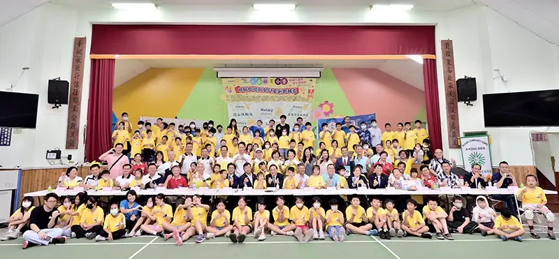 社長陳彥心感謝各界代表出錢出力,完成這場愛心活動與一百多位學童度過充實又快樂的暑假。(記者吳文生攝)