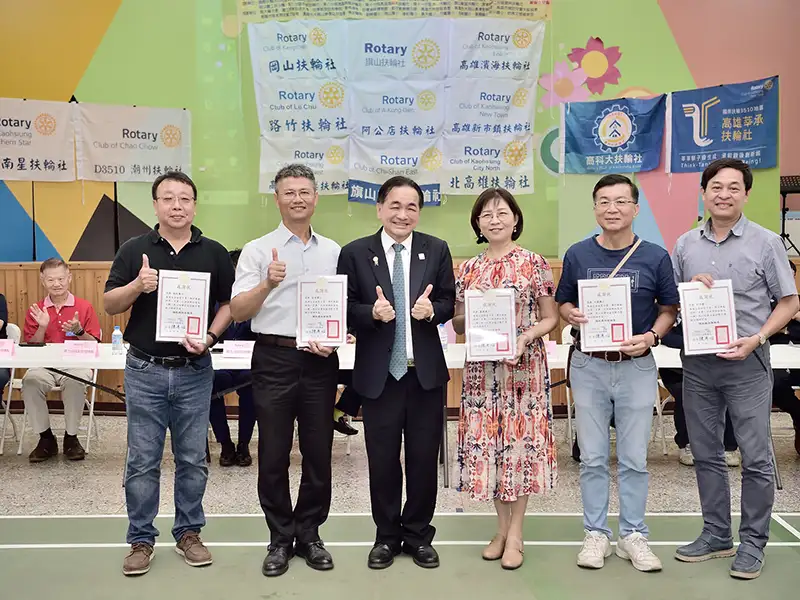 1.阿公店扶輪社社長陳彥心致贈感謝狀,感謝參與學校校長對夏令營的大力支持。(記者吳文生攝)