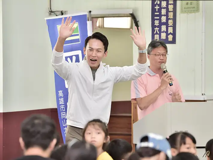 營隊執行長張騏晟展現服務熱忱,為孩子們注入學習與成長的動能。(記者吳文生攝)