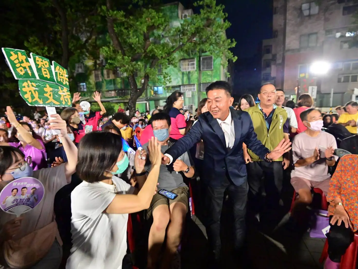 立委許智傑在苓雅區舉辦市政說明見面會,會場湧入近千名民眾熱情參與,共同力挺。(記者吳文生攝)