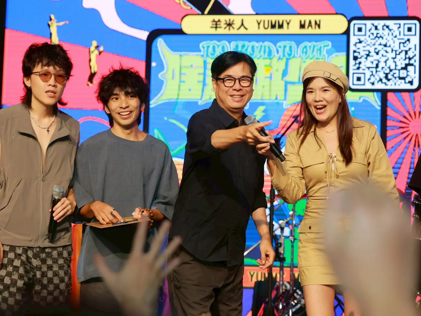 「2025高速青春音樂展演」於駁二大義倉庫熱血開唱,台上樂團與台下樂迷熱情互動,現場氣氛嗨到最高點。(記者吳文生翻攝)