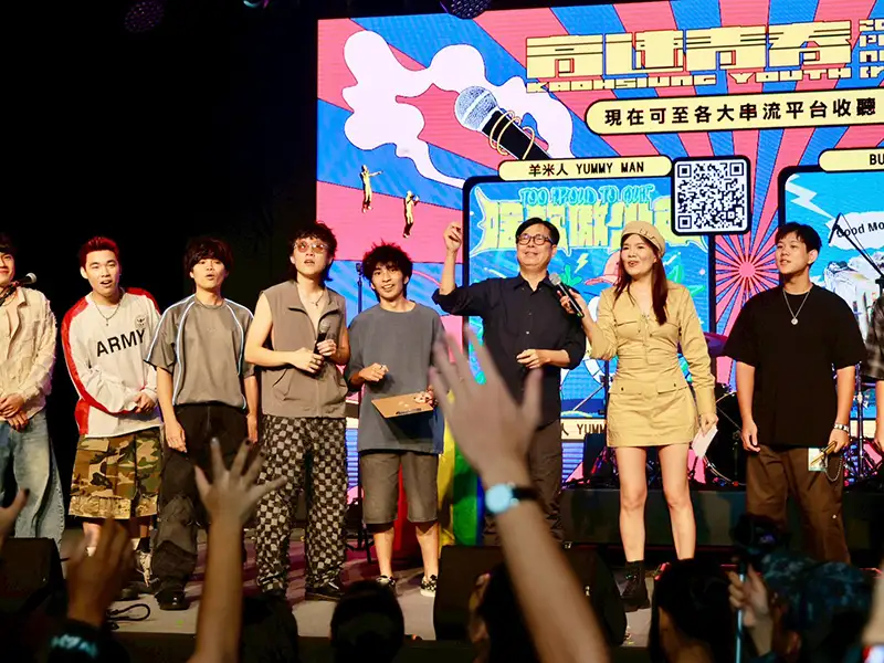 高雄市長陳其邁出席「2025高速青春音樂展演」,與培育樂團「BUTTER RIOT」及「羊米人 YUMMY MAN」互動,現場聆賞青年樂團演出,並祝福未來能登上世運主場館舞台。(記者吳文生翻攝)
