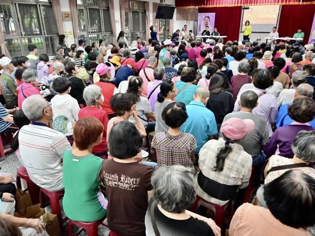 立委許智傑為備戰年底民進黨高雄市長初選,近期密集舉辦市民見面會,人氣持續升高。(記者吳文生攝)