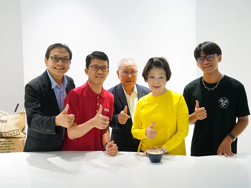 台積電慈善基金會董事長張淑芬(前排右2)蒞臨崑大國際咖啡認證中心觀摩學生專業技術。(圖/崑山科大 提供)