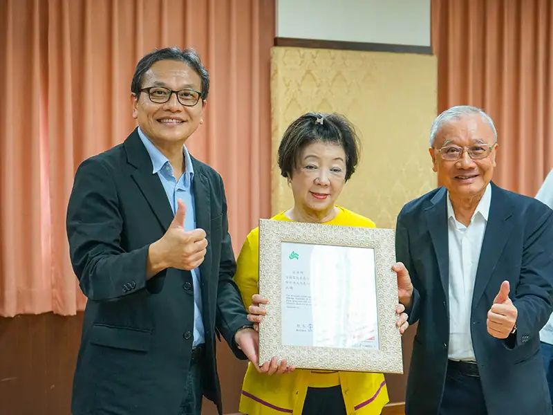 張淑芬董事長(中)受聘榮譽講座教授並出任循環經濟大使。(圖/崑山科大 提供)