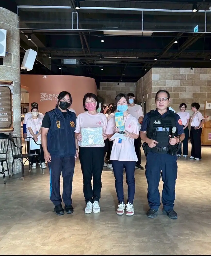 暑假出遊人潮多,民雄警結合觀光活動發放反詐宣導品,提醒民眾務必冷靜、查證、報警。(圖/民雄分局 提供)