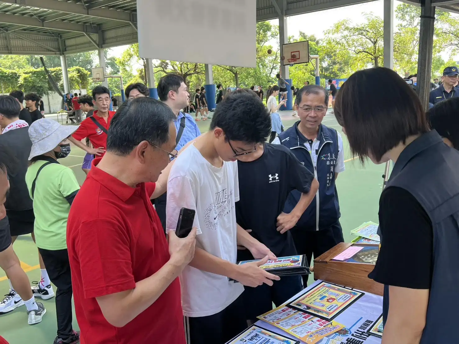 反詐宣導攤位人氣滿滿,大小朋友熱情參與有獎問答,加深防詐意識。(圖/民雄分局 提供)