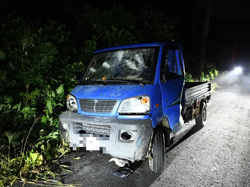 竊嫌作案駕駛的藍色小貨車,因衝撞逃逸造成車體與擋風玻璃明顯受損,成為警方破案的重要證物。(圖/民雄分局提供)
