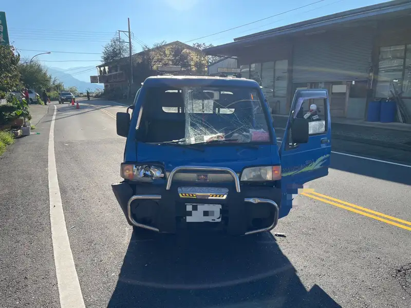 肇事藍色小貨車擋風玻璃碎裂,足見事故時撞擊力道相當猛烈。(圖/中埔分局提供)