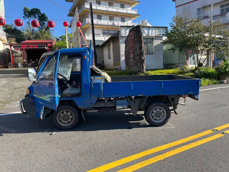 陳姓男子駕駛藍色自小貨車不慎撞上正在行走的羅姓女子,造成羅婦當場頭部及四肢多處重創,緊急送醫仍因傷勢不治。(圖/中埔分局提供)