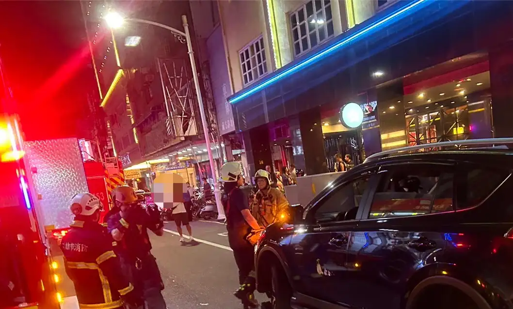 高雄市丁姓男子不明原因路倒於八德一路與中山路口，遭自小客車撞上受困車底，警消人員趕赴現場合力搶救，隨後送醫仍不治。(圖/新興分局提供)