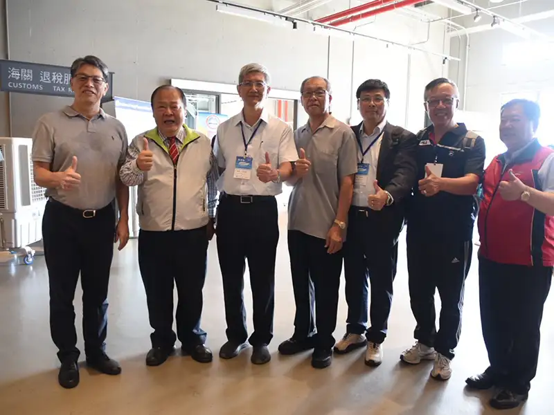 澎湖縣長陳光復(左二)抵達基隆港,與嘉賓合影留念,共同見證澎湖輪首航。(圖/澎湖縣政府提供)