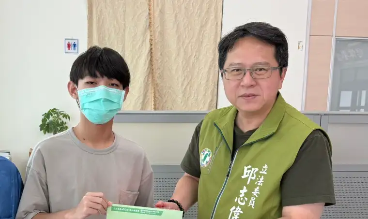 立委邱志偉呼籲財政部檢討20萬元免開發票門檻，並將物價指數納入定期檢視。（記者吳文生攝）