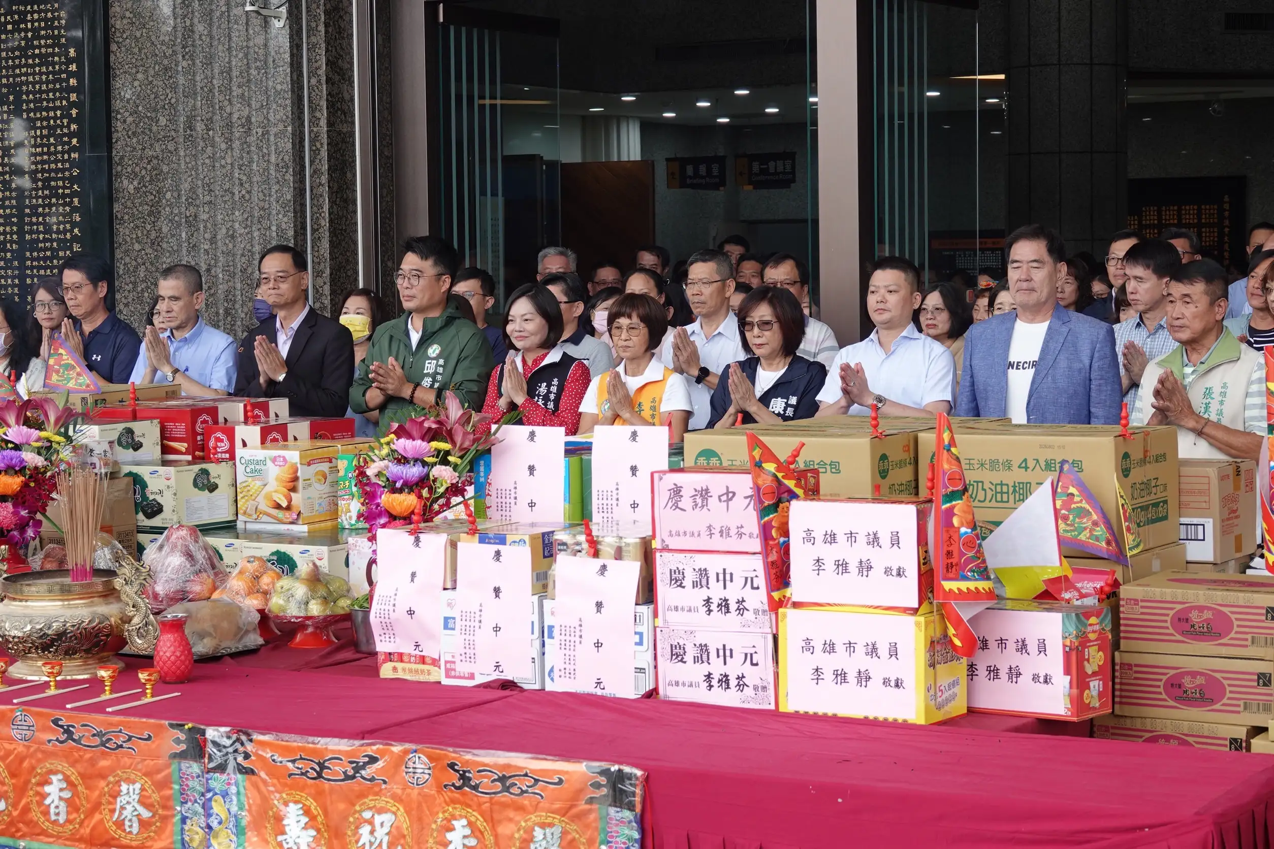 高雄市議會舉行中元普渡祭典，議長康裕成、副議長曾俊傑帶領議員及同仁焚香祈福，祝福高雄平安順利。（記者吳文生攝）