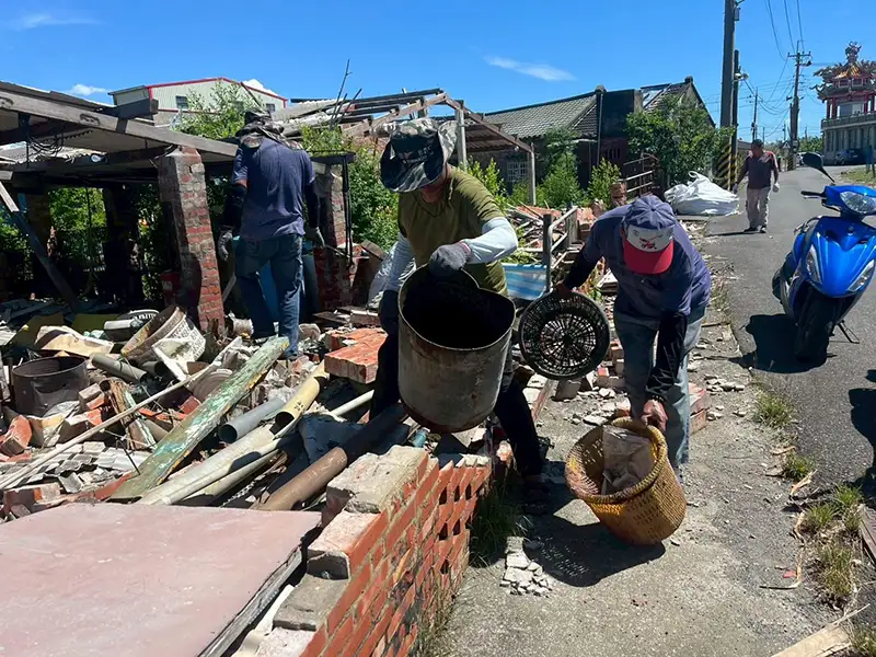 環保志工深入社區空地與住戶周邊,清理積水容器,避免病媒蚊孳生。(圖/嘉義縣衛生局 提供)