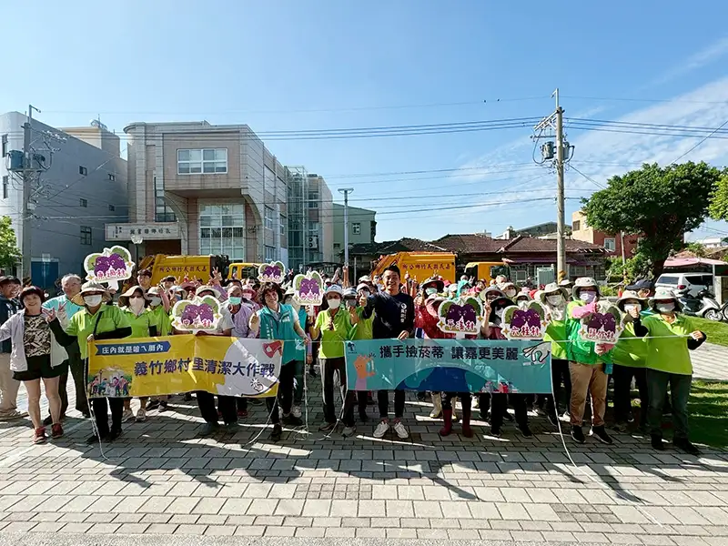 義竹鄉衛生所主任黃梅菊帶領同仁、志工展開「災後大掃除」,全力防堵登革熱疫情。(圖/嘉義縣衛生局 提供)