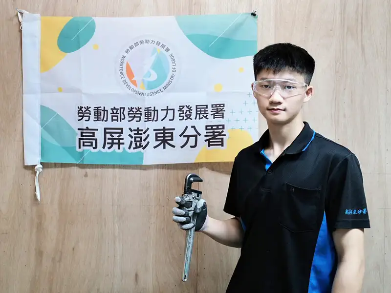 配管與暖氣職類選手郭仲恩專注於管路施工練習，為第二階段國手選拔全力備戰。(圖/高屏澎東分署)
