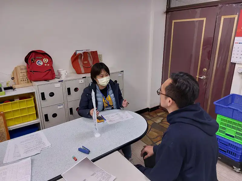 古福有限公司在中高齡就業輔導團的協助下，檢視並優化作業流程，不僅提升職場安全，也逐步營造青銀共榮的友善環境。(圖/雲嘉南分署 提供)